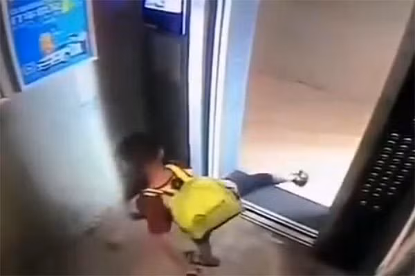 Bài học cay đắng cho bé trai nghịch dại trong thang máy