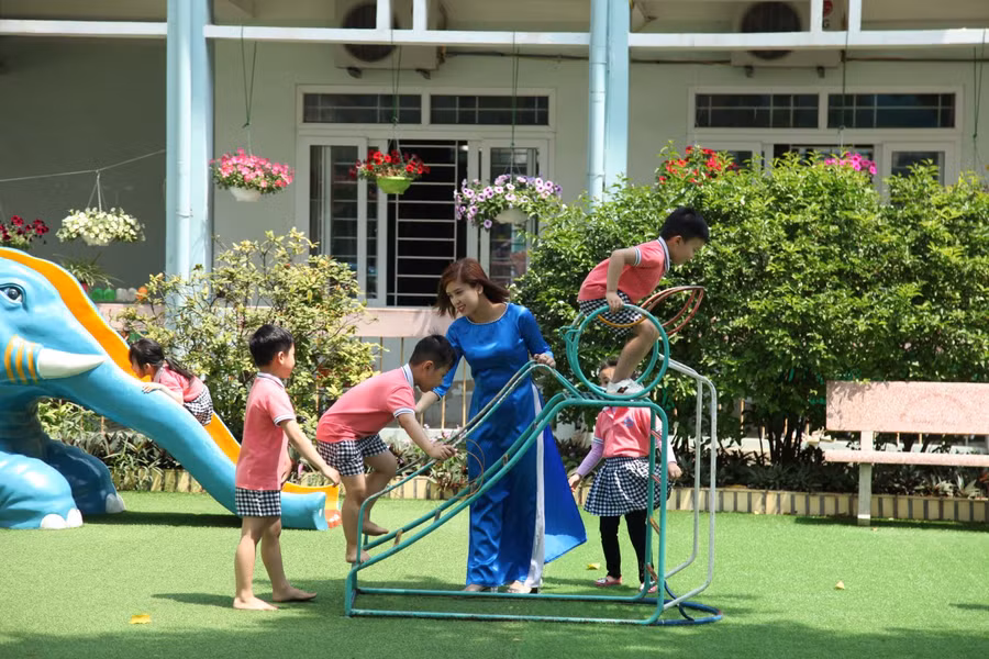 Cô và trò Trường Mầm non 3/10 (TP Cao Bằng).	Ảnh: Hữu Cường