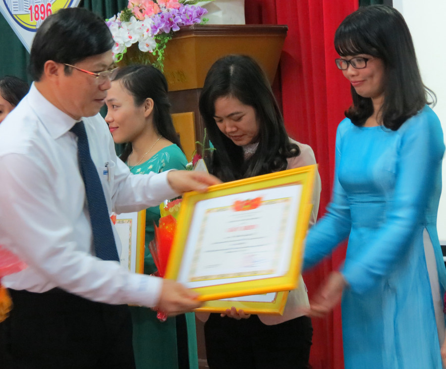 TS. Phạm Văn Hùng - Giám đốc Sở GD&ĐT tỉnh Thừa Thiên Huế tặng giấy khen - cho những giáo viên đạt giải nhất của hội thi