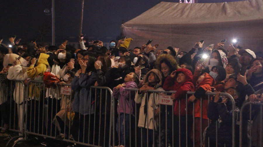 Tiếng hò reo của người dân vang lên cùng những dàn pháo hoa nổ vang trời.