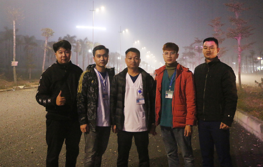 BS Lê Hoàng Đức (giữa) cùng các y bác sĩ thuộc Phòng khám Đa khoa khu vực Ngãi Cầu mong muốn, trong năm mới tình hình dịch bệnh sẽ được đẩy lùi để đảm bảo sức khỏe của nhân dân.