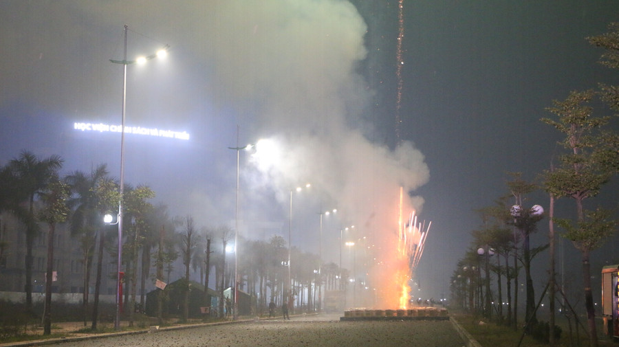 Trận địa bắn pháo hoa số 31 của Hà Nội được đặt tại Liên khu 8, gần Học viện Chính sách và Phát triển ở huyện Hoài Đức.