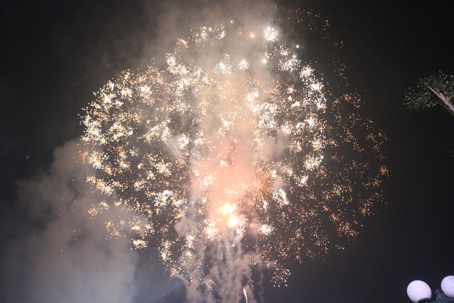 Pháo hoa được tạo thành những hình thù khác nhau khi được bắn lên không trung.