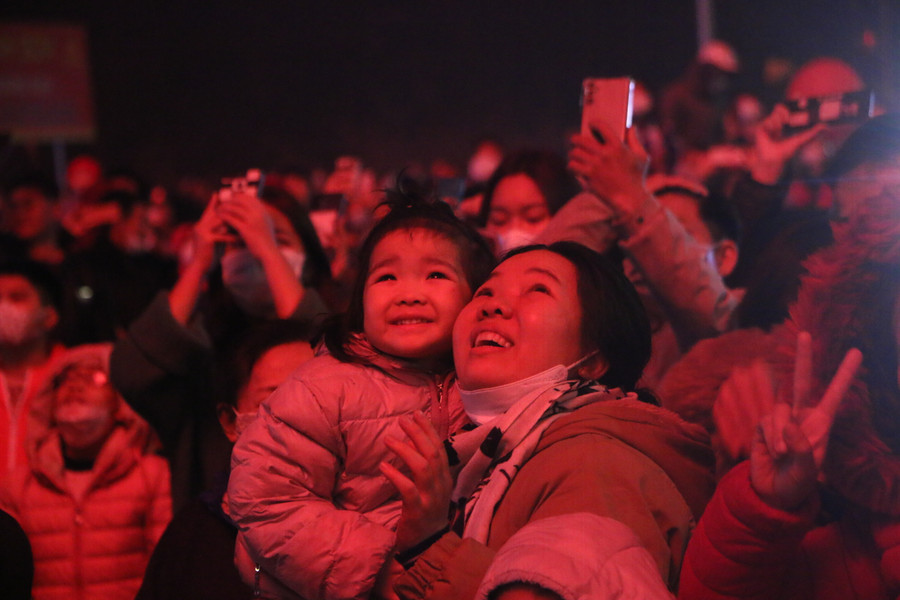 Những ánh mắt ngây thơ, vui sướng của con trẻ trong thời khắc thiêng liêng.