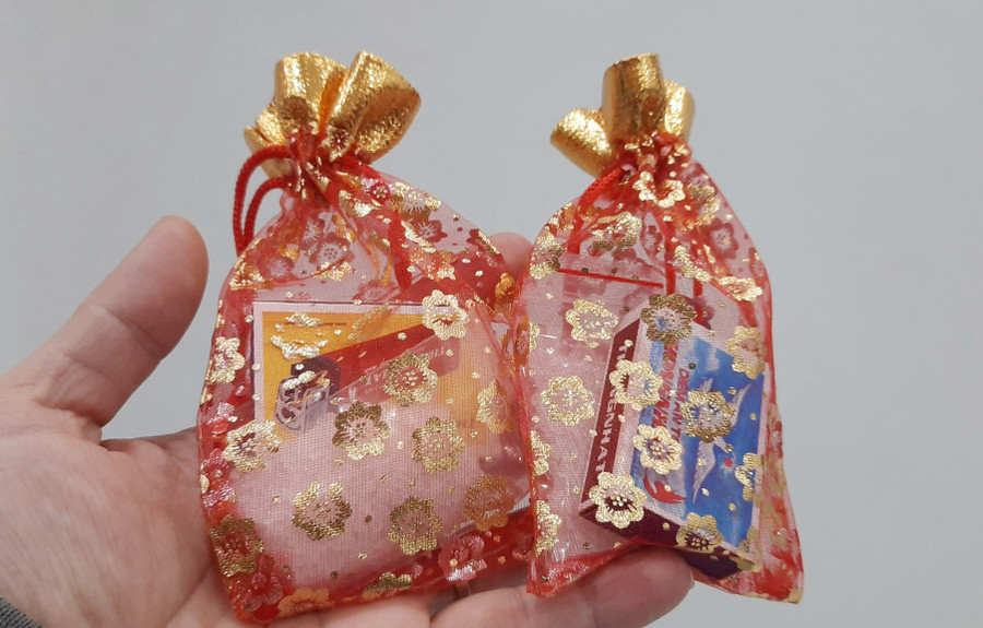 Những túi muối nhỏ mang ý nghĩa tượng trưng cho sự may mắn ứng với câu nói &quot;Đầu năm mua muối, cuối năm mua vôi&quot;.