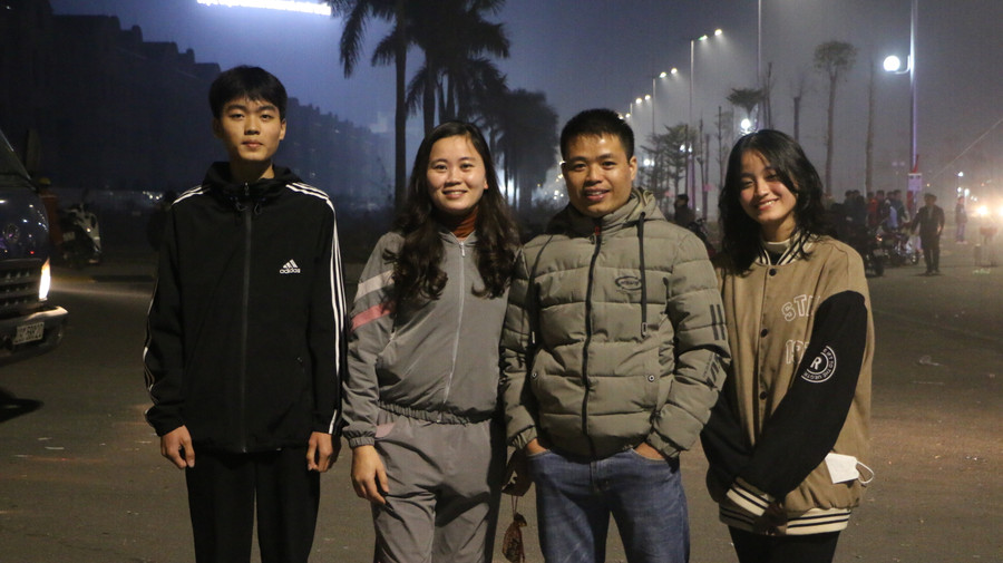 Gia đình anh Nguyễn Hữu Hinh cùng đi xem pháo hoa.