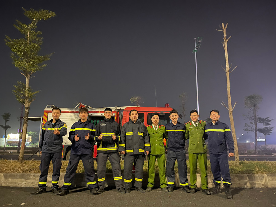 Các cán bộ, chiến sĩ thuộc Đội Cảnh sát PCCC&amp;CNCH, Công an huyện Hoài Đức sẵn sàng ứng trực và bảo vệ an toàn cho sự kiện.