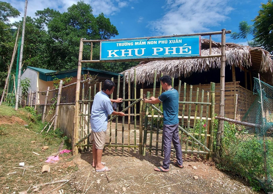 Những chiếc cửa được làm bằng tre. Những chiếc cửa được làm bằng tre.