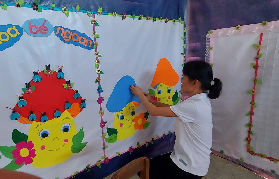 Cô giáo trang trí lớp học trước ngày tựu trường. Cô giáo trang trí lớp học trước ngày tựu trường.