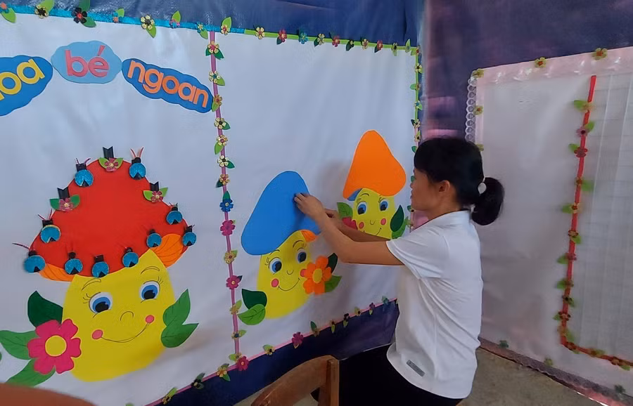 Cô giáo trang trí lớp học trước ngày tựu trường.