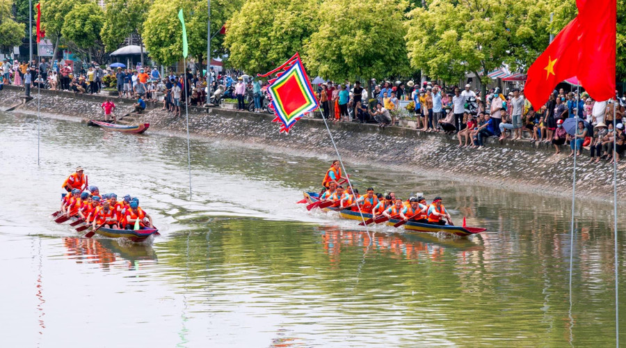 Bộ môn bơi chải trên sông được đông đảo nhân dân hưởng ứng và cổ vũ cho các vận động viên.