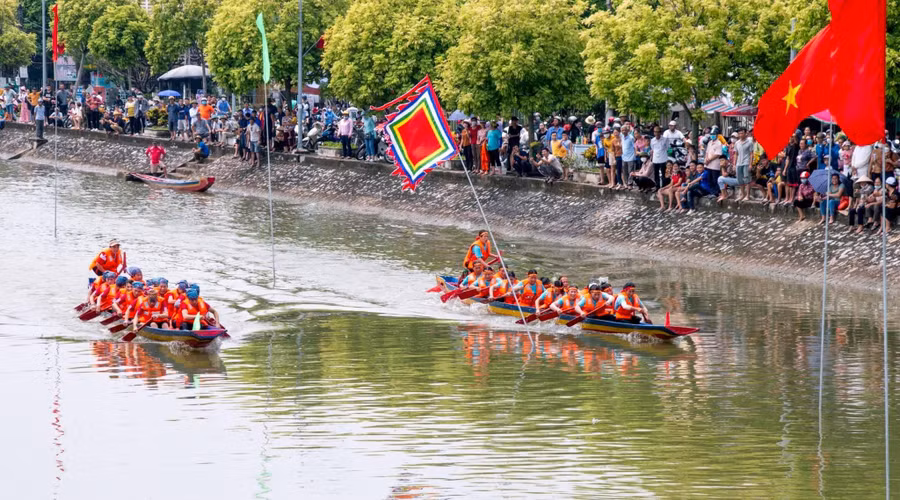 Bộ môn bơi chải trên sông được đông đảo nhân dân hưởng ứng và cổ vũ cho các vận động viên.