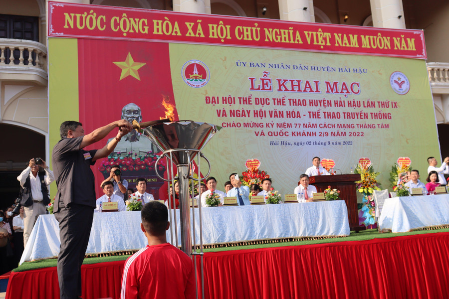 Ông Trần Minh Hải - Tỉnh ủy viên, Bí thư Huyện ủy, Chủ tịch HĐND huyện thắp lửa truyền thống Khai mạc Đại hội TDTT lần thứ IX và khai mạc Ngày hội Văn hóa - Thể thao truyền thống của huyện năm 2022.