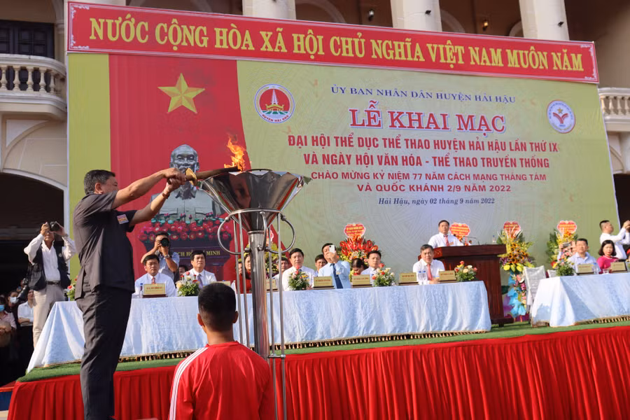 Ông Trần Minh Hải - Tỉnh ủy viên, Bí thư Huyện ủy, Chủ tịch HĐND huyện thắp lửa truyền thống Khai mạc Đại hội TDTT lần thứ IX và khai mạc Ngày hội Văn hóa - Thể thao truyền thống của huyện năm 2022.