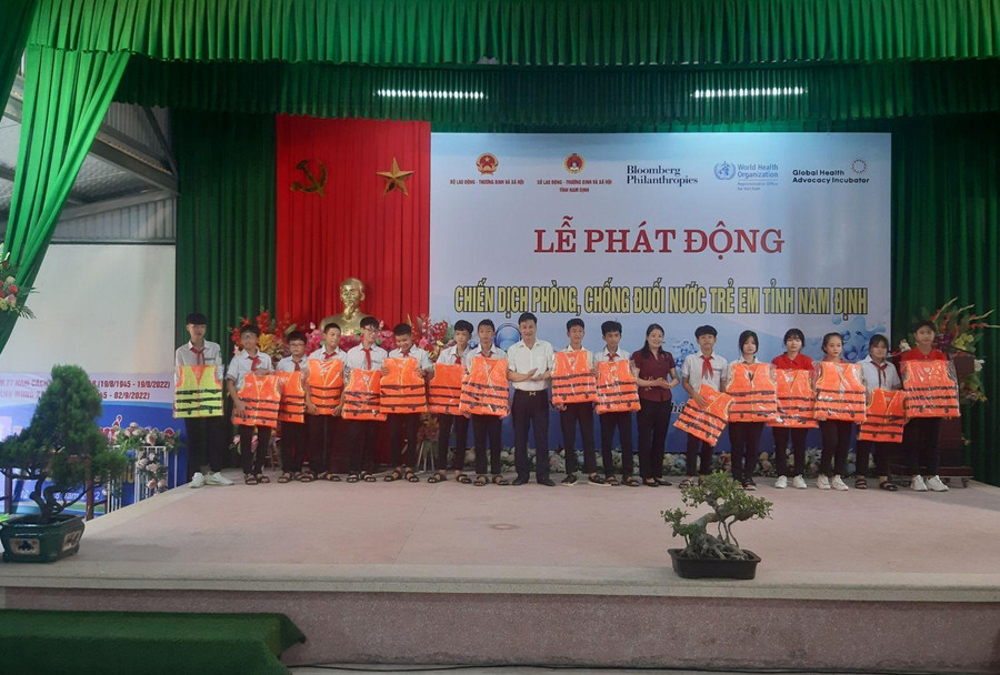 Các đại biểu đã trao tặng áo phao cho trẻ em có hoàn cảnh khó khăn huyện trên địa bàn huyện Hải Hậu.