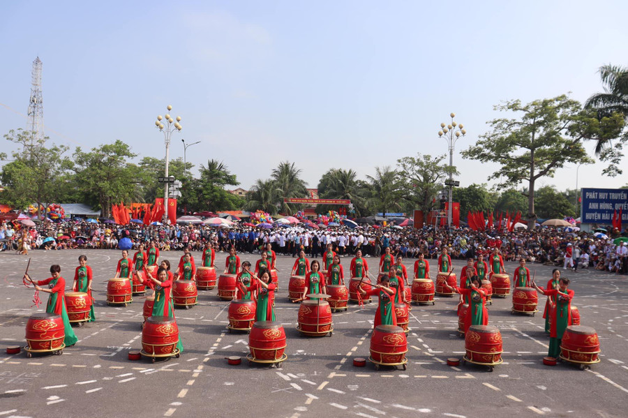 Đội hình múa trống nghệ thuật nữ của xã Hải Xuân biểu diễn tại ngày hội.