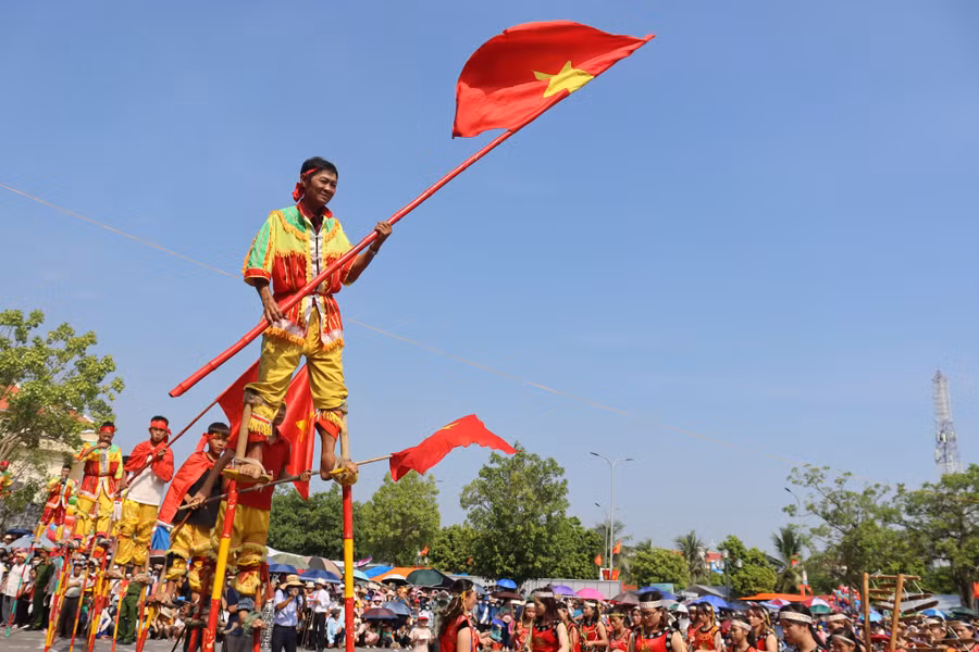 Biểu diễn đi cà kheo của các đơn vị xã Hải Lý và xã Hải Triều (Hải Hậu, Nam Định) tại Ngày hội Văn hóa thể thao năm 2022.