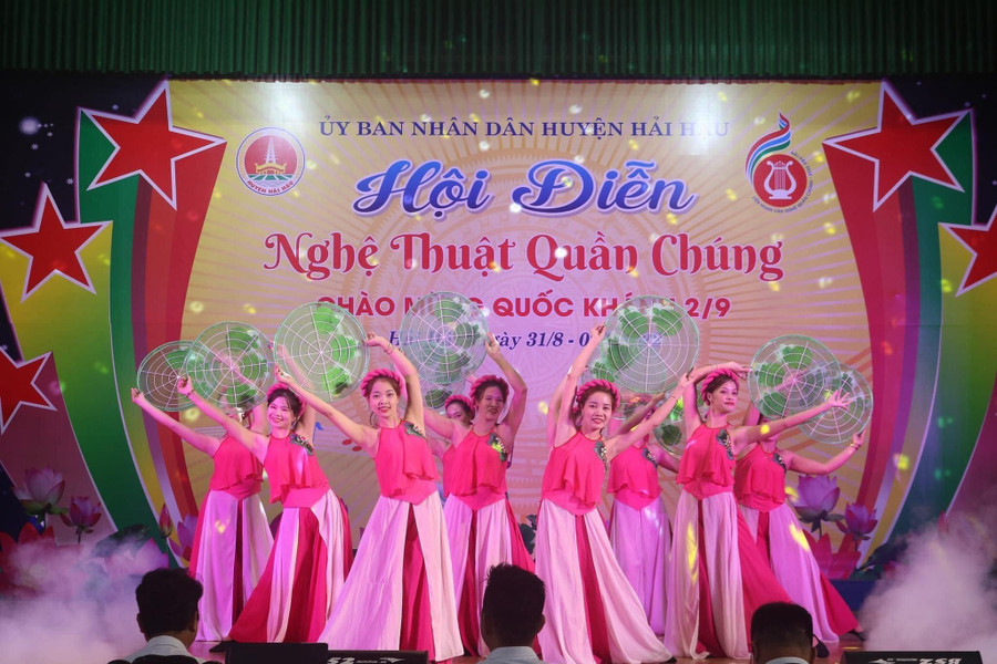 Trước đó là Hội thi Nghệ thuật quần chúng cũng thu hút đông đảo người dân tham gia.