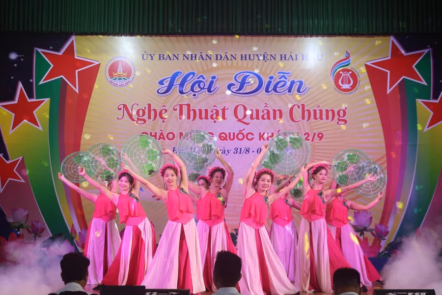 Trước đó là Hội thi Nghệ thuật quần chúng cũng thu hút đông đảo người dân tham gia.