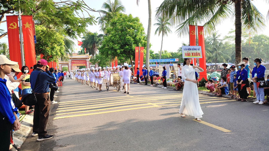 Đội kèn đồng của xã Hải Xuân tham gia ngày hội.