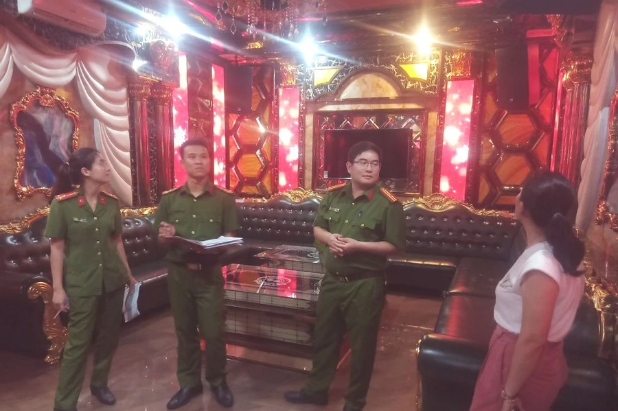 Cơ quan Công an kiểm tra an toàn PCCC&CNCH tại các cơ sở kinh doanh dịch vụ karaoke. Ảnh: CANA.