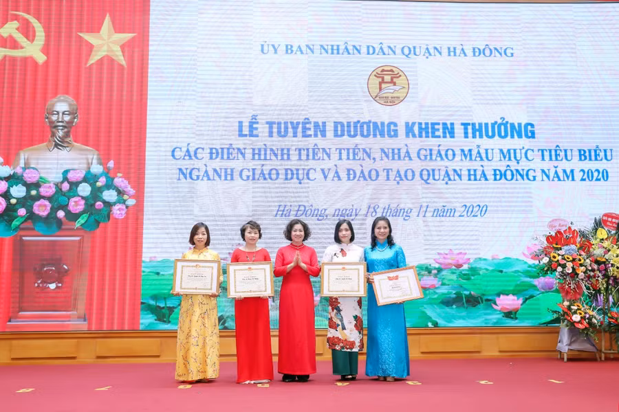 Cô Phùng Thị Phượng (thứ hai từ trái sang) trong lễ tuyên dương khen thưởng các nhà giáo mẫu mực ngành giáo dục quận Hà Đông năm 2020.