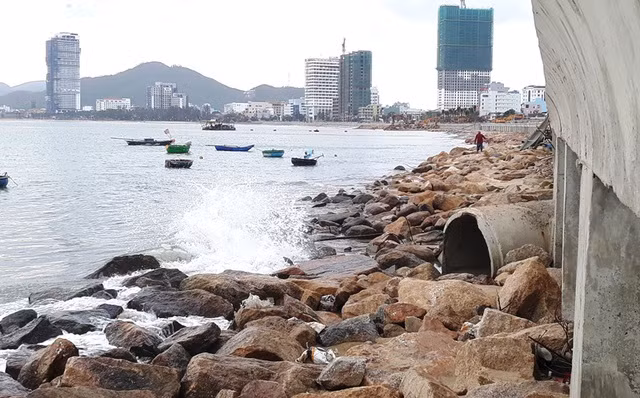 Vụ nước thải đem ngòm chảy ra biển Quy Nhơn: Tạm dừng bơm hút, nạo vét cát - 2