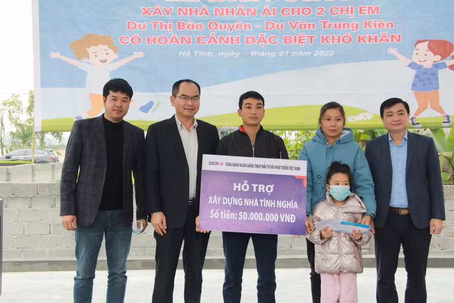Nhân dịp khánh thành, Ngân hàng BIDV chi nhánh Hà Tĩnh đã trao biển tượng trưng 50 triệu đồng ủng hộ, xây dựng nhà nhân ái cho hai chị em Quyên, Kiên.