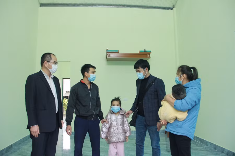 Đại diện báo GD&amp;TĐ, ngân hàng BIDV chi nhánh Hà Tĩnh hỏi thăm sức khỏe, tình hình cuộc sống gia đình hai cháu Quyên và Kiên.