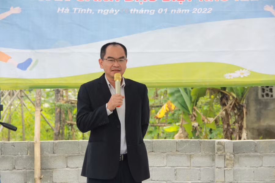 Ông Nguyễn Đình Thịnh - Giám đốc Ngân hàng BIDV chi nhánh Hà Tĩnh gửi lời cảm ơn đến Báo Giáo dục và Thời đại. Ông Thịnh cũng cho biết, BIDV chi nhánh Hà Tĩnh cũng rất vinh dự khi góp phần chung tay giúp các em có một ngôi nhà kiên cố để đón Tết. Tận mắt chứng kiến quá trình hoàn thành ngôi nhà, đơn vị tin rằng đã gửi niềm tin đúng nơi. Trong thời gian tới, Ngân hàng BIDV chi nhánh Hà Tĩnh sẽ tiếp tục có những kết nối, cộng tác với đơn vị Báo GD&amp;TĐ trong các chương thiện nguyện.