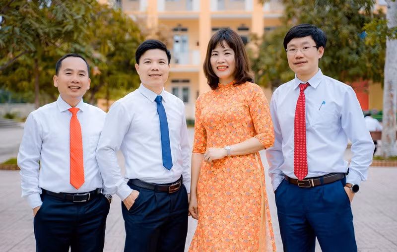 Ban giám hiệu Trường THPT Hương Sơn.