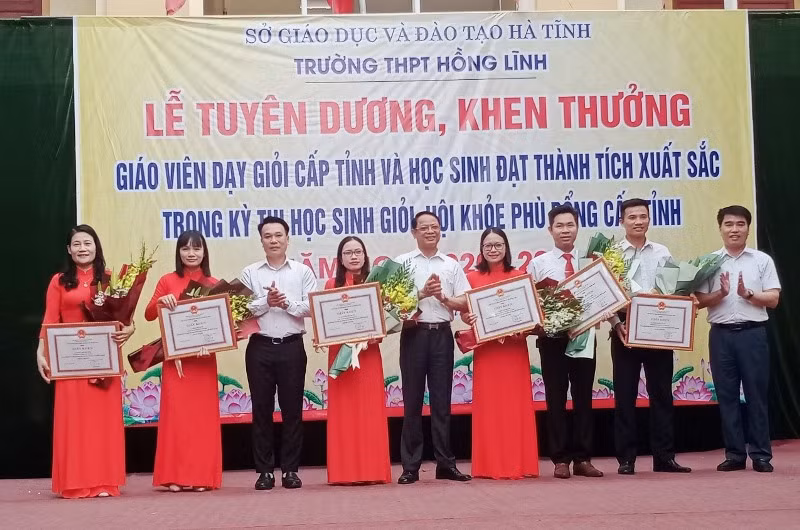 Lễ tuyên dương giáo viên giỏi cấp tỉnh và học sinh đạt thành tích xuất sắc.