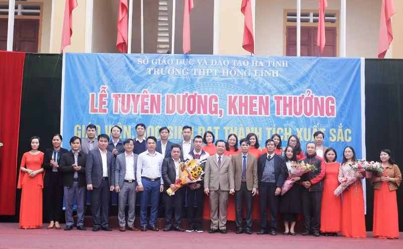 Tập thể lãnh đạo, cán bộ, giáo viên Trường THPT Hồng Lĩnh.