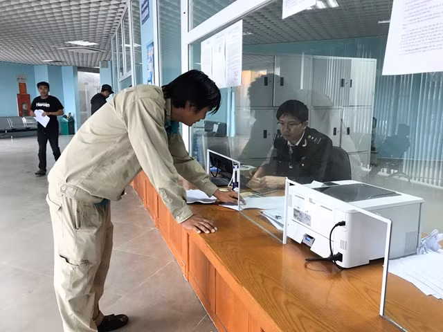 Làm thủ tục tại Cửa khẩu Quốc tế Cầu Treo.