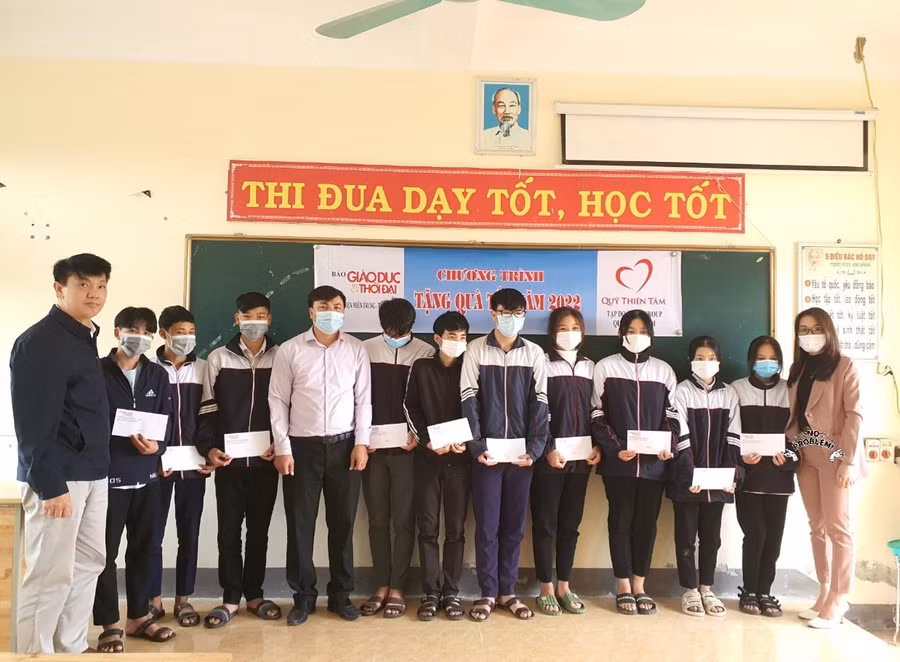 10 em học sinh Trường THPT Nguyễn Thị Bích Châu nhận quà từ chương trình.