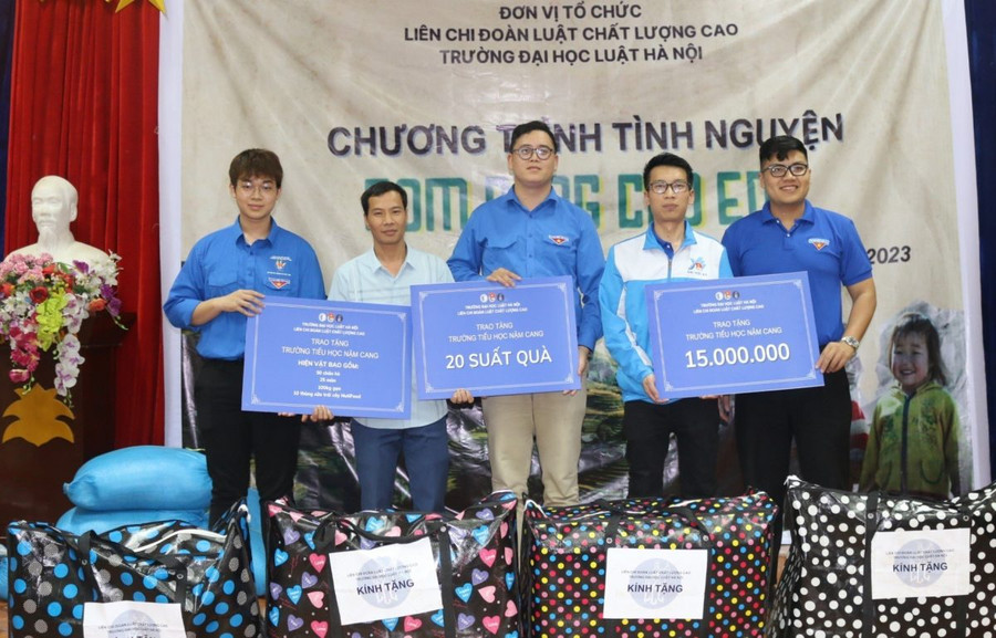 Đại diện Trường Tiểu học Nậm Cang tiếp nhận những phần quà từ ban tổ chức. Đại diện Trường Tiểu học Nậm Cang tiếp nhận những phần quà từ ban tổ chức.