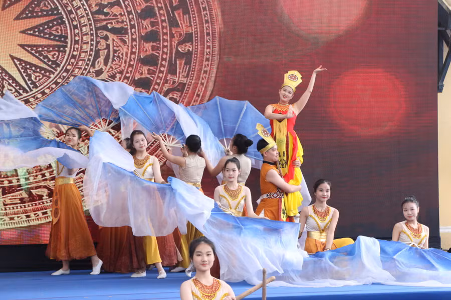 Các em học sinh biểu diễn tiết mục trong "Bản hùng ca ngàn năm sóng vỗ".