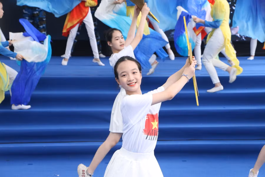 Tiết mục biểu diễn sôi động của các em học sinh quận Hoàn Kiếm về chủ đề biển đảo quê hương.