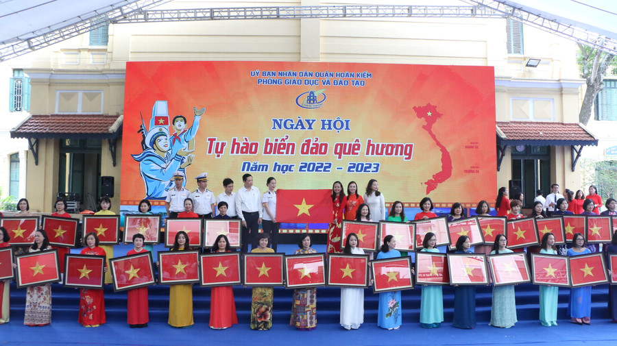 Đại diện các nhà trường lên nhận lá cờ kỷ niệm của các chiến sĩ nơi đảo xa.