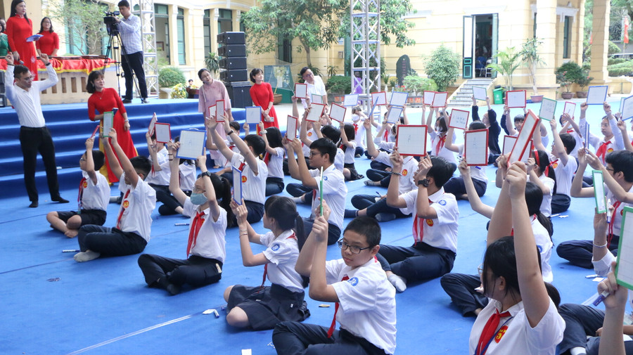 Các em học sinh tham gia sân chơi &quot;Rung chuông Vàng&quot; nói về chủ đề biển đảo quê hương.