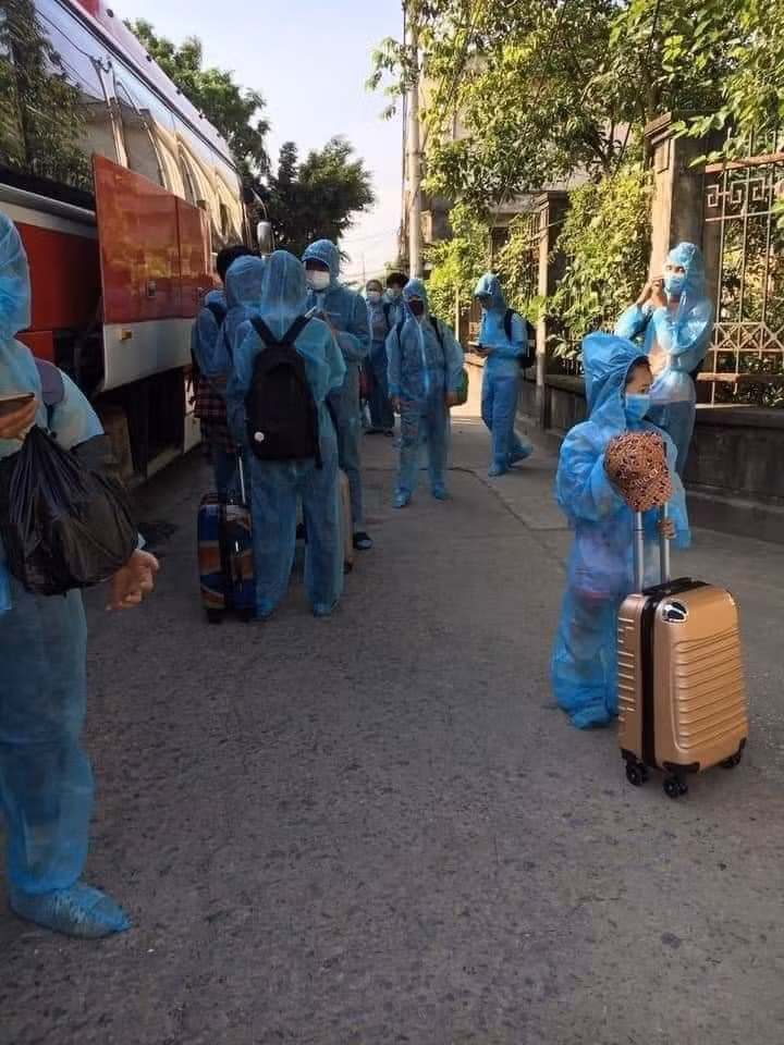 Hình ảnh các giáo viên, học sinh và các trường hợp khác trong diện F1 chuẩn bị lên xe về khu cách ly tập trung.