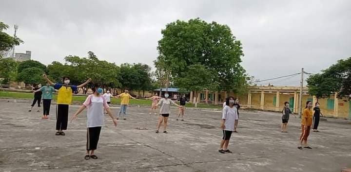 Nữ sinh trường THPT Lê Quý Đôn tập thể dục trong khu cách ly tại Cát Đằng - Trực Ninh. Nữ sinh trường THPT Lê Quý Đôn tập thể dục trong khu cách ly tại Cát Đằng - Trực Ninh.