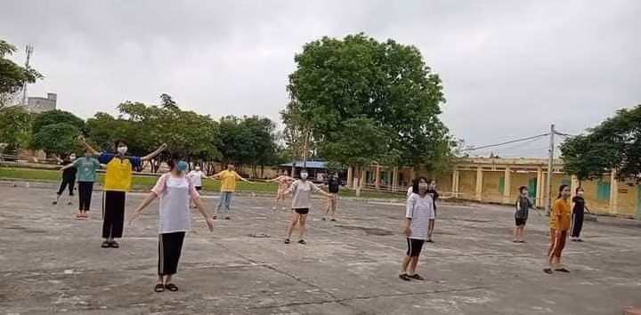 Nữ sinh trường THPT Lê Quý Đôn tập thể dục trong khu cách ly tại Cát Đằng - Trực Ninh.
