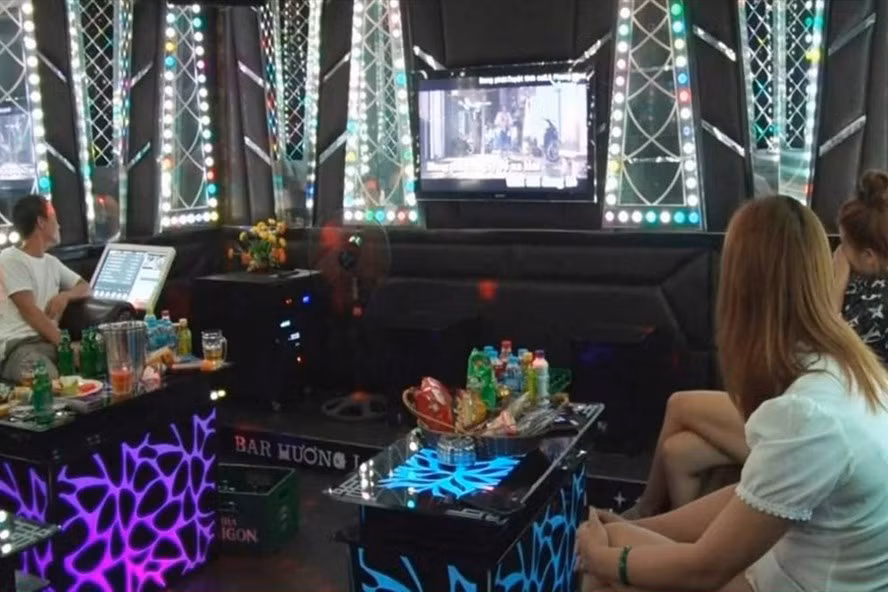 Thái Bình: Xử phạt chủ quán karaoke và khách hát bất chấp lệnh giãn cách