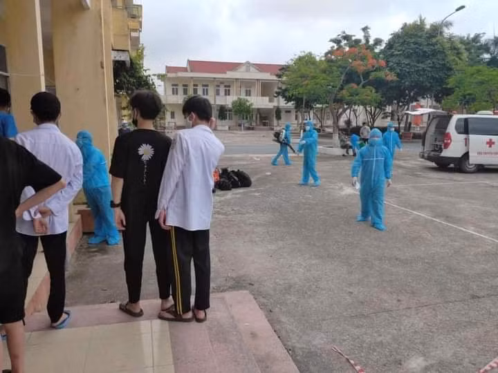 Các nam sinh cách ly tập trung tại Nam Vân (TP Nam Định).