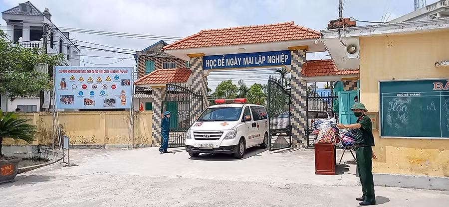 Thực hiện cách ly tại Trường THPT Lê Quý Đôn. Ảnh: Trần Siêu