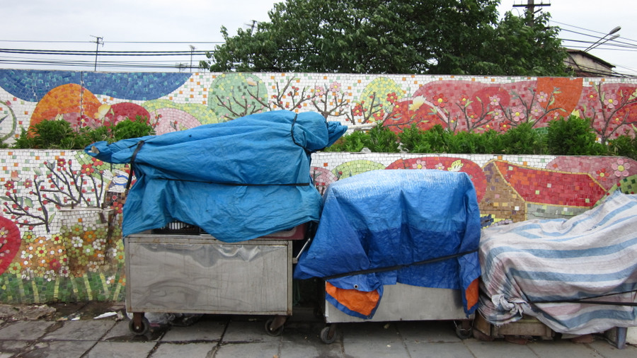 Nhưng người ta đã "hô biến" nó thành điểm tập kết hàng rong, quán nước, thậm chí "giải quyết nỗi buồn". Nhưng người ta đã "hô biến" nó thành điểm tập kết hàng rong, quán nước, thậm chí "giải quyết nỗi buồn".