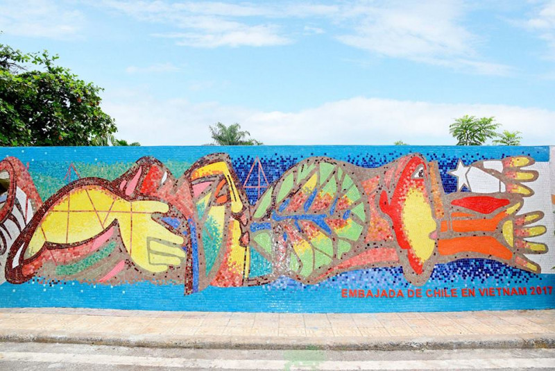 Đoạn tranh Chile dài 10m, cao 2,3m của họa sĩ nổi tiếng thế giới Alejandro Mono Gonzalez thể hiện tình hữu nghị Việt Nam – Chile. Đoạn tranh Chile dài 10m, cao 2,3m của họa sĩ nổi tiếng thế giới Alejandro Mono Gonzalez thể hiện tình hữu nghị Việt Nam – Chile.