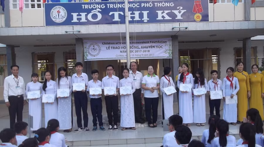  Học sinh, sinh viên có hoàn cảnh khó khăn nhận học bổng