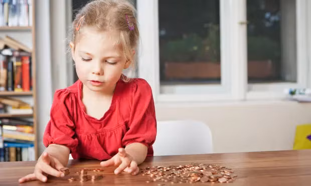 Tuổi lên bảy, hầu hết trẻ em đều có khả năng nắm bắt giá trị của đồng tiền. (Ảnh: ITN).